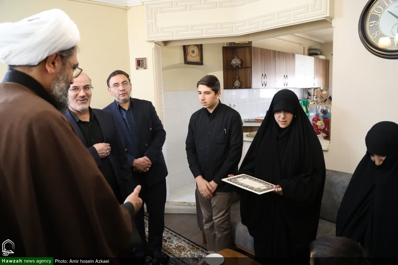 تصاویر / حضور امام جمعه همدان در منزل شهدای جنگ رمضان