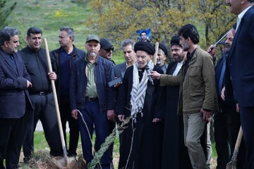تصاویر/کاشت نهال در روز درختکاری با حضور نماینده ولی فقیه در لرستان