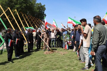 تصاویر/ کاشت نهال توسط نماینده ولی فقیه خوزستان در اهواز