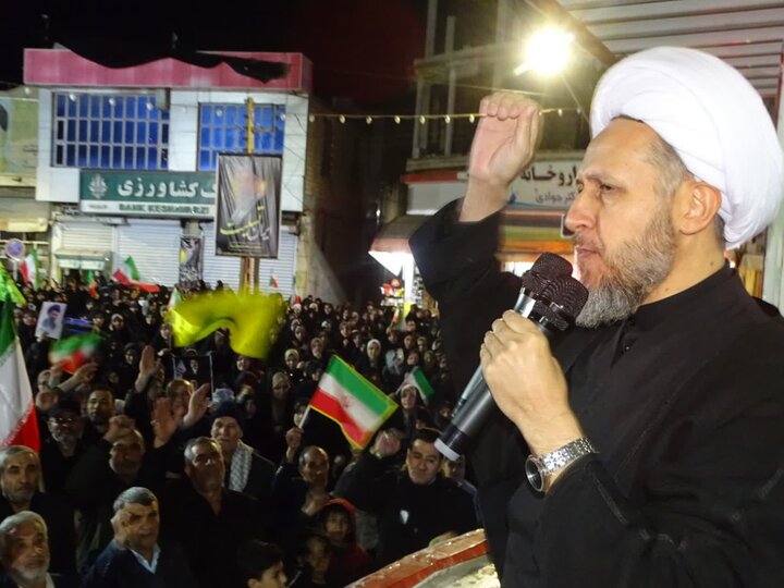 تصاویر/ حضور مردم شهرستان چهاربرج در تجمع حمایتی از نظام اسلامی در سی و سومین شب از شب های اقتدار