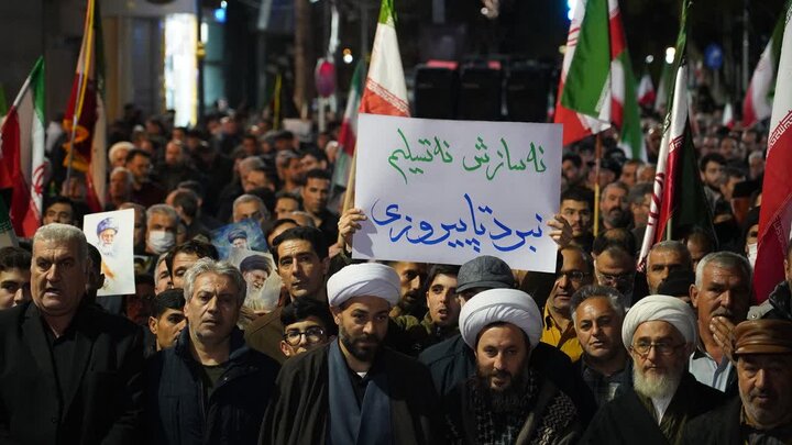 تصاویر/  تجمع شبانه خیابانی مردم دارالمومنین خوی درشامگاه  دوازدهم فروردین ماه