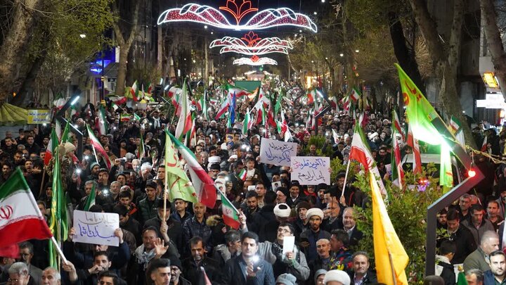 تصاویر/  تجمع شبانه خیابانی مردم دارالمومنین خوی درشامگاه  دوازدهم فروردین ماه