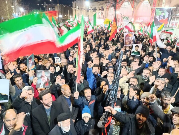 تصاویر/ استمرار حضور باشکوه مردم ولایی و انقلابی ابهر در بیعت با ولایت