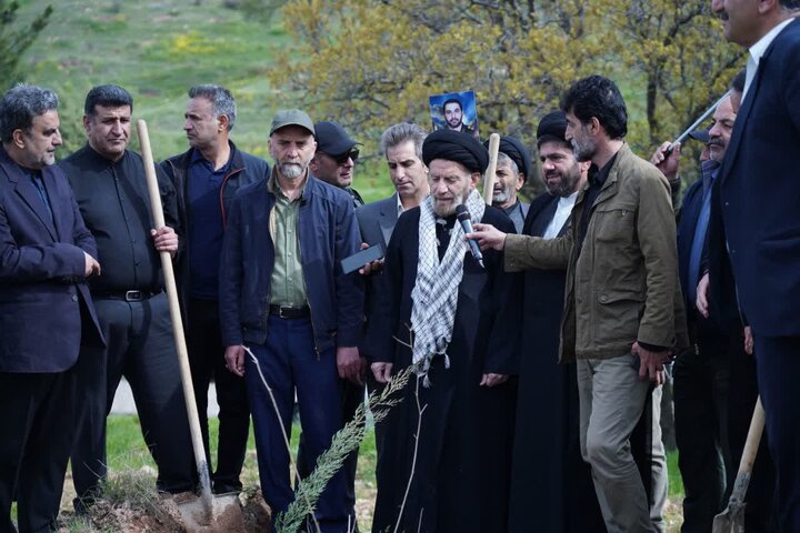 تصاویر/کاشت نهال در روز درختکاری با حضور نماینده ولی فقیه در لرستان