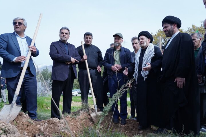تصاویر/کاشت نهال در روز درختکاری با حضور نماینده ولی فقیه در لرستان