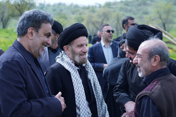 تصاویر/کاشت نهال در روز درختکاری با حضور نماینده ولی فقیه در لرستان