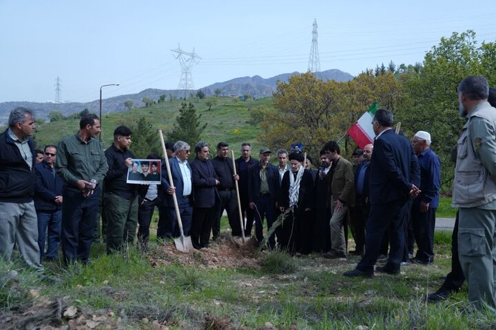 تصاویر/کاشت نهال در روز درختکاری با حضور نماینده ولی فقیه در لرستان