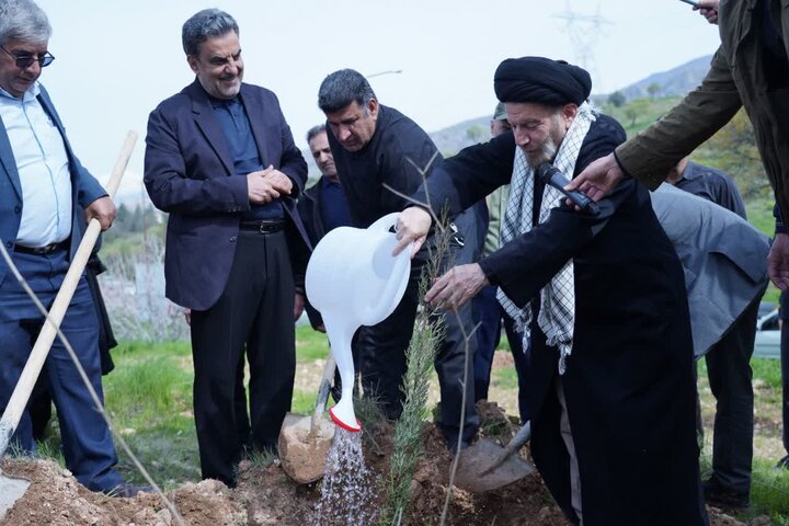 تصاویر/کاشت نهال در روز درختکاری با حضور نماینده ولی فقیه در لرستان