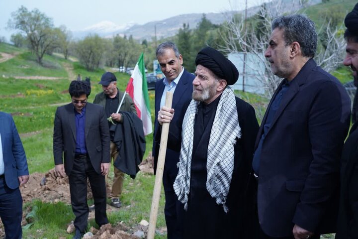تصاویر/کاشت نهال در روز درختکاری با حضور نماینده ولی فقیه در لرستان