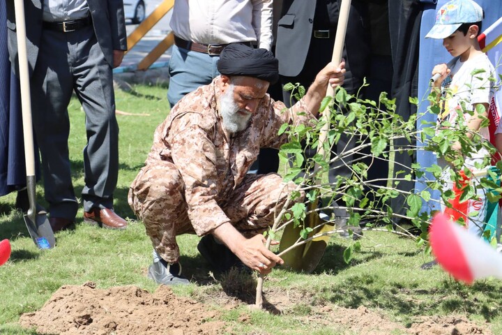 کاشت نهال توسط نماینده ولی فقیه خوزستان در اهواز