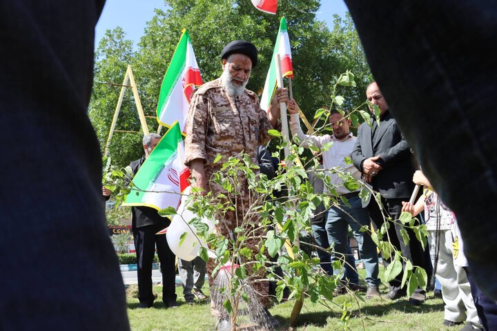 کاشت نهال توسط نماینده ولی فقیه خوزستان در اهواز