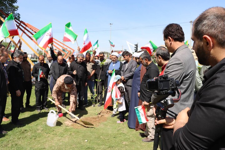 کاشت نهال توسط نماینده ولی فقیه خوزستان در اهواز