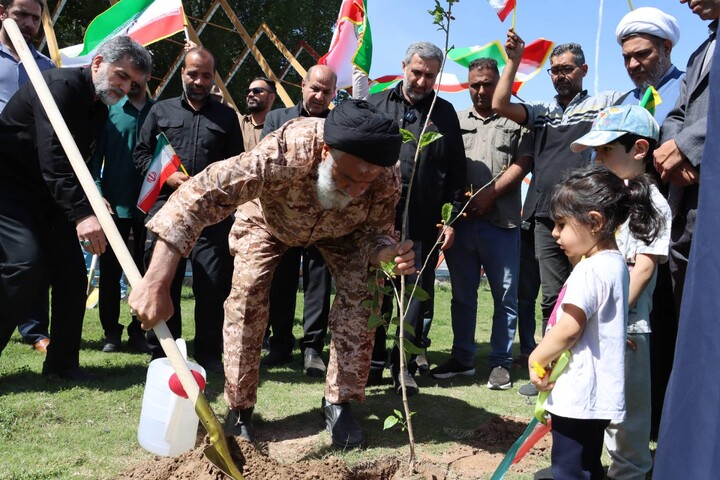 کاشت نهال توسط نماینده ولی فقیه خوزستان در اهواز