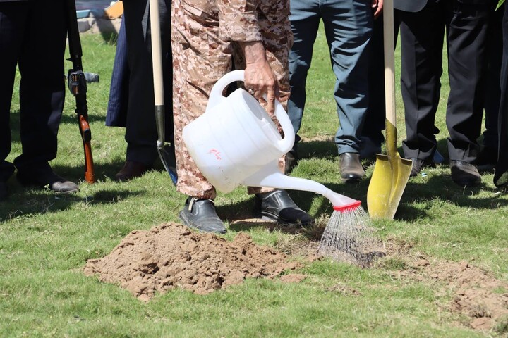 کاشت نهال توسط نماینده ولی فقیه خوزستان در اهواز