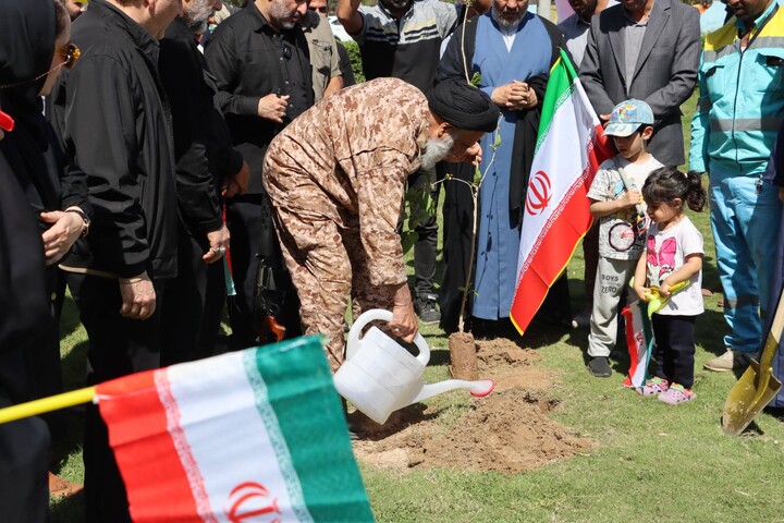 کاشت نهال توسط نماینده ولی فقیه خوزستان در اهواز