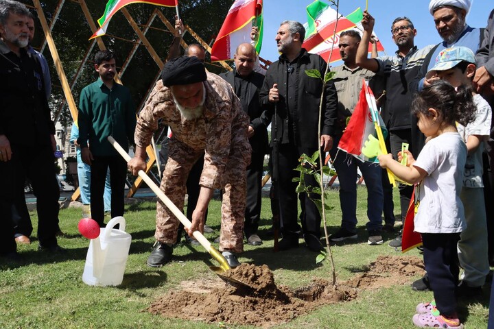 کاشت نهال توسط نماینده ولی فقیه خوزستان در اهواز