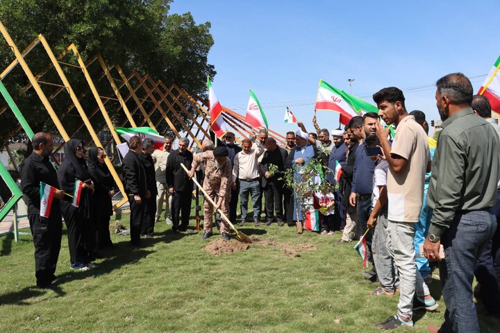 کاشت نهال توسط نماینده ولی فقیه خوزستان در اهواز