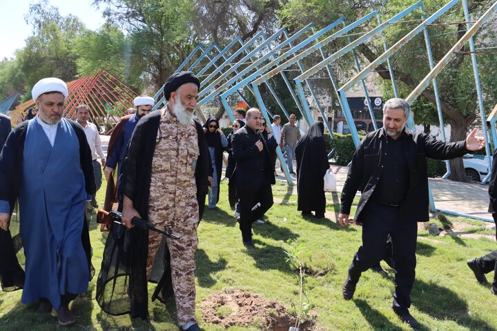 کاشت نهال توسط نماینده ولی فقیه خوزستان در اهواز