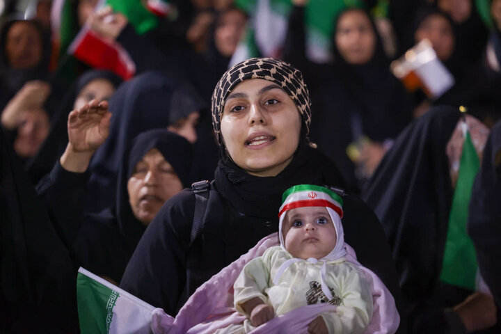 تصاویر/ استقبال از پیکر ۲ شهید در بوشهر