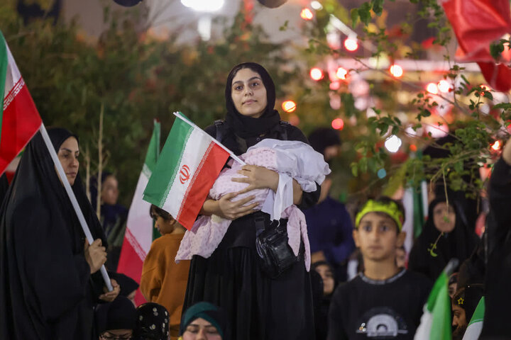 تصاویر/ استقبال از پیکر ۲ شهید در بوشهر