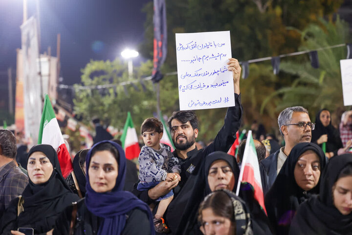 تصاویر/ استقبال از پیکر ۲ شهید در بوشهر