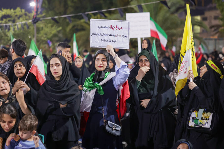 تصاویر/ استقبال از پیکر ۲ شهید در بوشهر