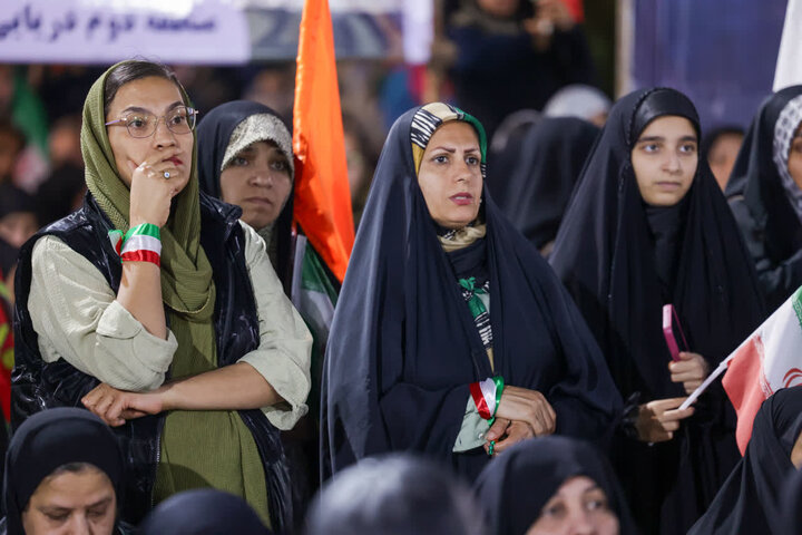 تصاویر/ استقبال از پیکر ۲ شهید در بوشهر