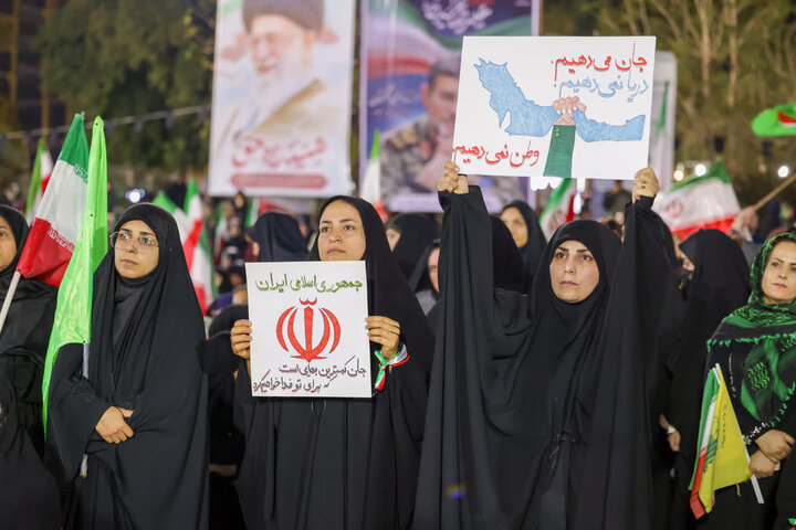 تصاویر/ استقبال از پیکر ۲ شهید در بوشهر