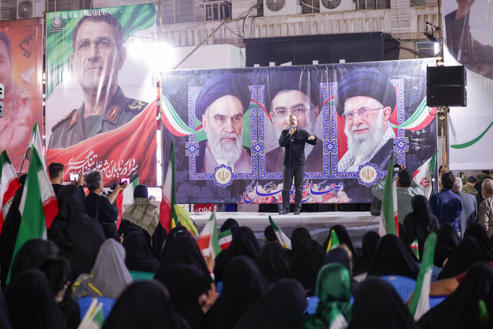تصاویر/ استقبال از پیکر ۲ شهید در بوشهر