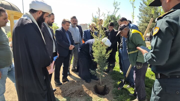 تصاویر/ مراسم کاشت نهال توسط مسئولین و خانواده های معظم شهدا در پاکدشت