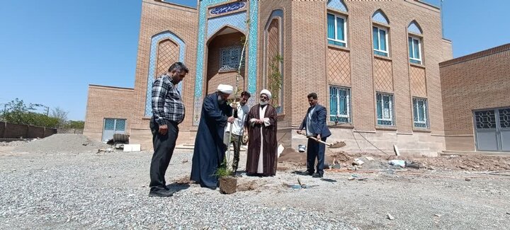 تصاویر/ کاشت دو راس نهال در روز طبیعت توسط امام جمعه شهرستان قرچک