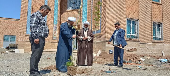 تصاویر/ کاشت دو راس نهال در روز طبیعت توسط امام جمعه شهرستان قرچک