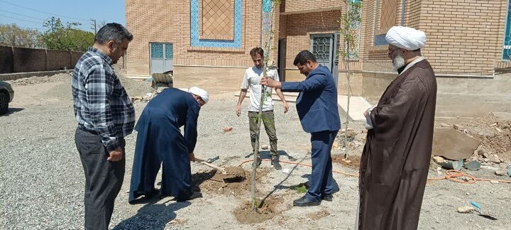 تصاویر/ کاشت دو راس نهال در روز طبیعت توسط امام جمعه شهرستان قرچک
