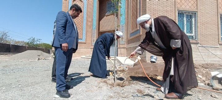 تصاویر/ کاشت دو راس نهال در روز طبیعت توسط امام جمعه شهرستان قرچک