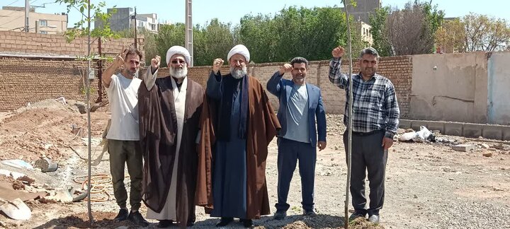تصاویر/ کاشت دو راس نهال در روز طبیعت توسط امام جمعه شهرستان قرچک