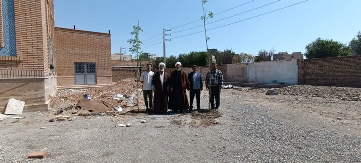 تصاویر/ کاشت دو راس نهال در روز طبیعت توسط امام جمعه شهرستان قرچک