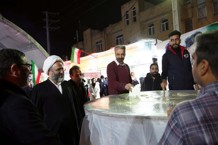 پخت یک تُن سمنو در موکب«جان من، ایران من» شهر قم به نیت پیروزی رزمندگان اسلام
