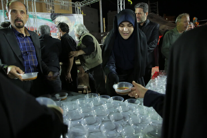 پخت یک تُن سمنو در موکب«جان من، ایران من» شهر قم به نیت پیروزی رزمندگان اسلام