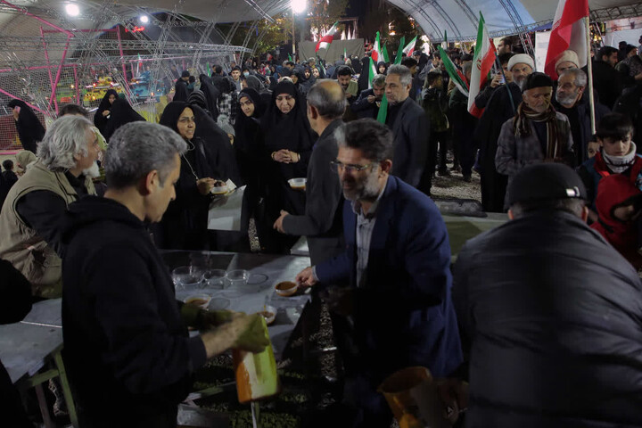 پخت یک تُن سمنو در موکب«جان من، ایران من» شهر قم به نیت پیروزی رزمندگان اسلام