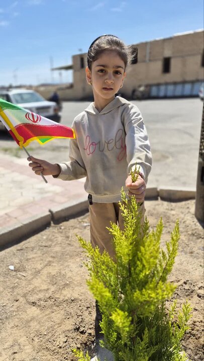 تصاویر/پویش ۱۶۸ اصله نهال دربوستان و بلوار امامزاده بی بی زینب (س) به یادبود رهبر شهید