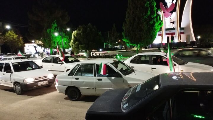 تصاویر/ کاروان خودرویی شبانه در شهر کوهبنان