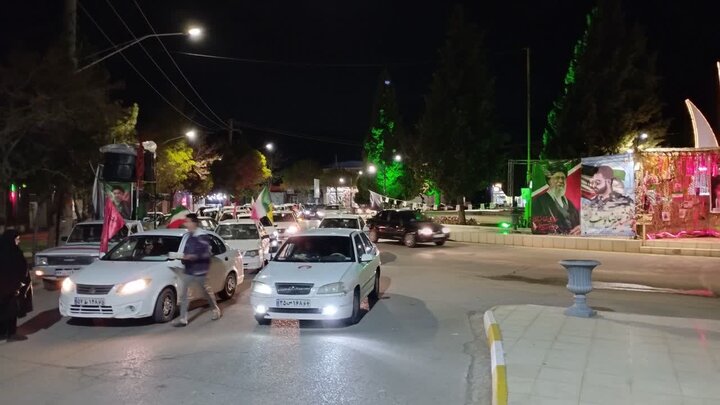 تصاویر/ کاروان خودرویی شبانه در شهر کوهبنان