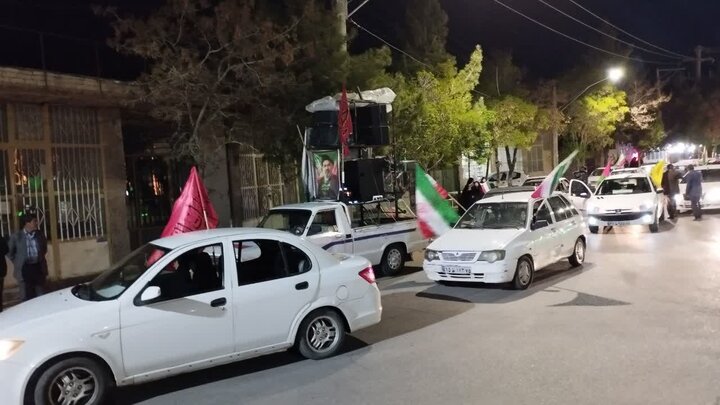 تصاویر/ کاروان خودرویی شبانه در شهر کوهبنان
