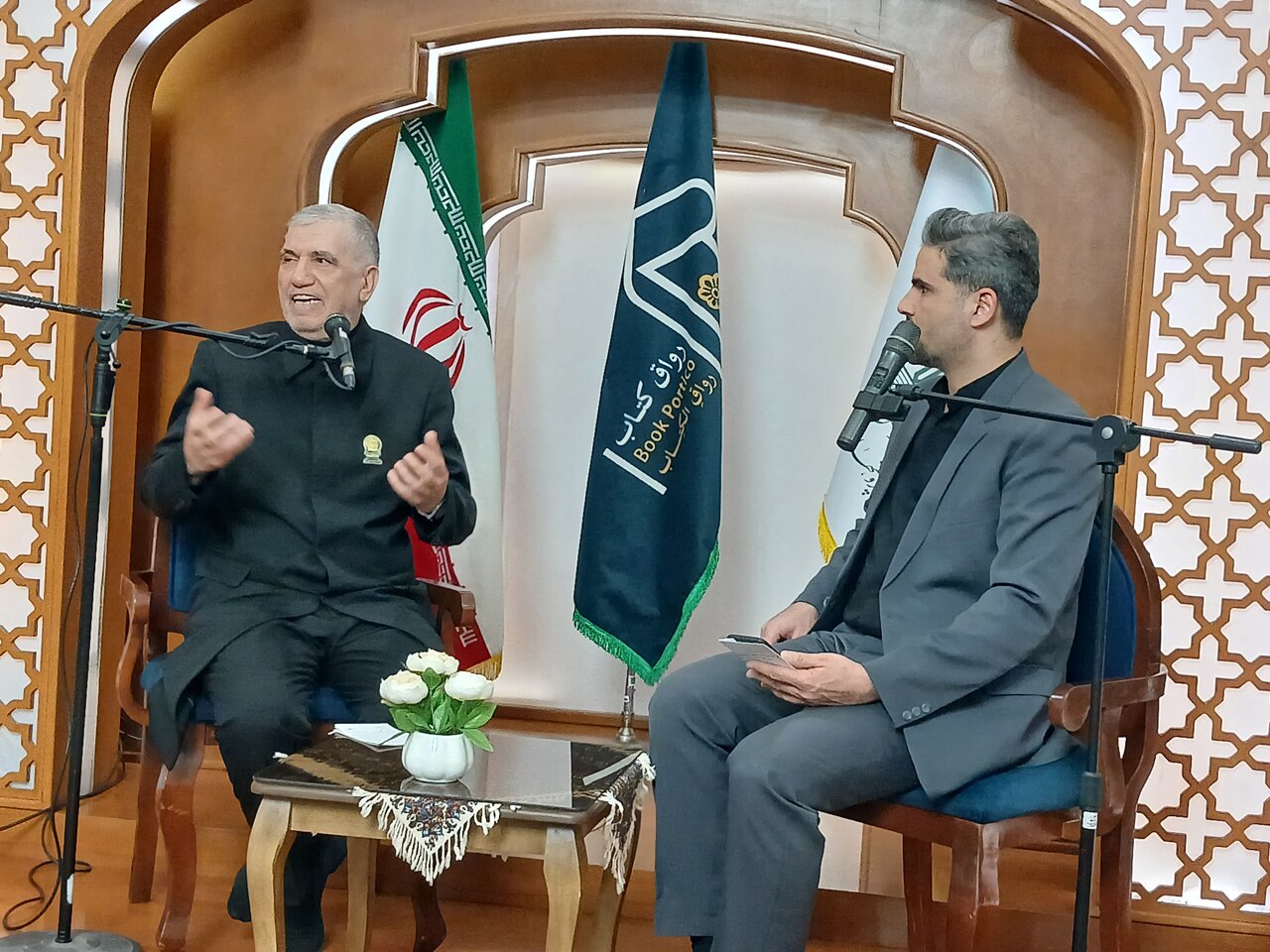 سلسله نشست‌های «تالار گفت‌وگو» با موضوع ایستادگی در پرتو انسجام و همبستگی ملی در رواق کتاب حرم مطهر رضوی