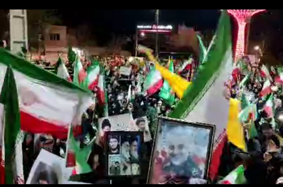 فیلم| شور حماسی بی نظیر بانوان خمین در اجتماعات شبانه