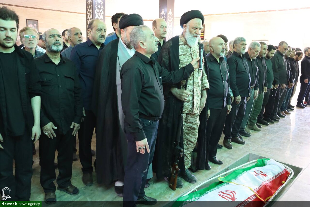 اقامه نماز بر پیکر مادر شهیدان مسعودیان در اهواز + تصاویر