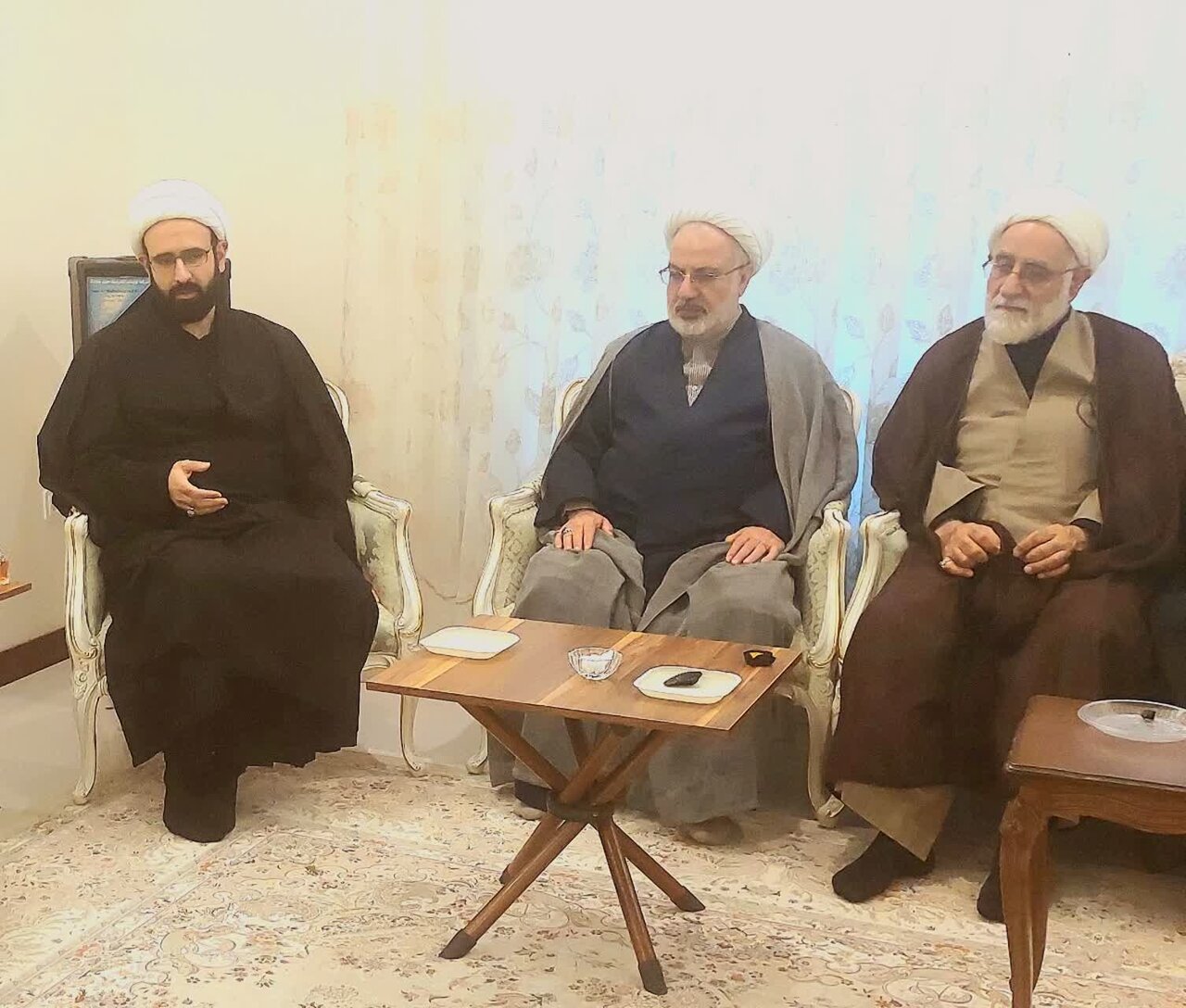 نمایندگان آیت‌الله اعرافی با خانواده شهید دکتر لاریجانی دیدار کردند + عکس