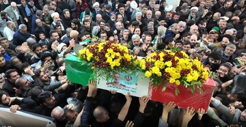 فیلم | برش‌هایی از تشییع پیکر شهید سپهبد سیدعبدالرحیم موسوی توسط مردم قدرشناس قم