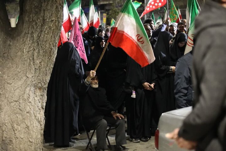 تصاویر/ حضور خیابانی مردم ارومیه در حمایت از نظام اسلامی در سی و سومین شب از شب های اقتدار