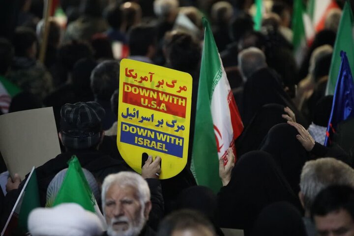 تصاویر/ حضور خیابانی مردم ارومیه در حمایت از نظام اسلامی در سی و سومین شب از شب های اقتدار